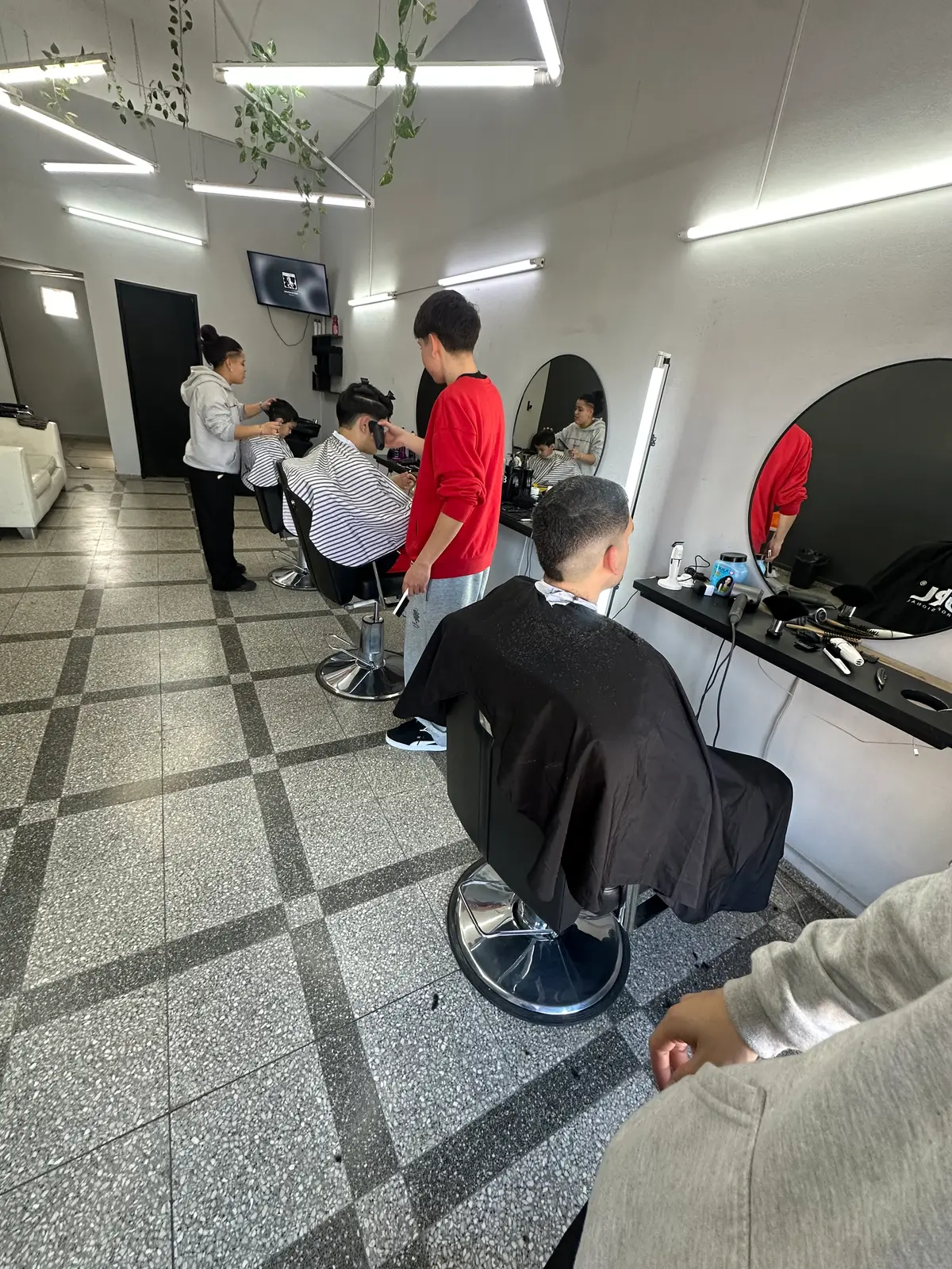 Barbería de Inda en pleno día de trabajo